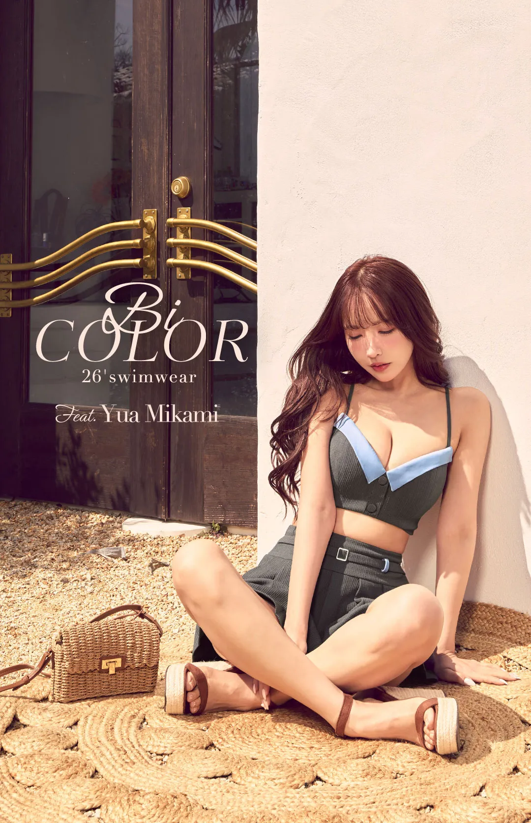 三上悠亜が着る、バイカラー水着-1