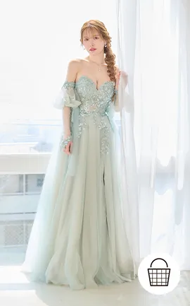 フラワー刺繍とスパンコールで
きらめく透明感をまとって輝く