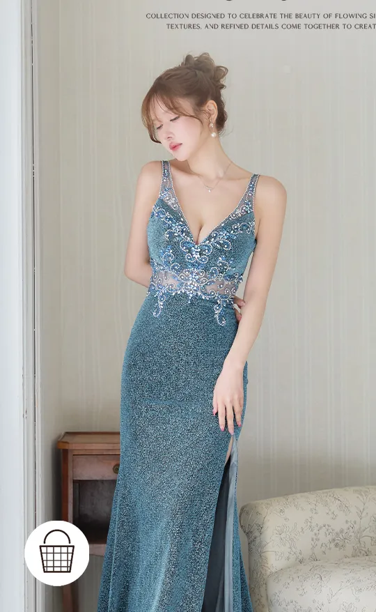 体のラインに沿って流れるような美しさ。深みで魅せる大人の女性のための、とっておきのドレス。