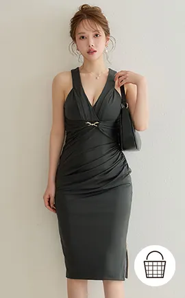 深Vネックの余裕ある色気で
モードな美人顔をひとさじ。