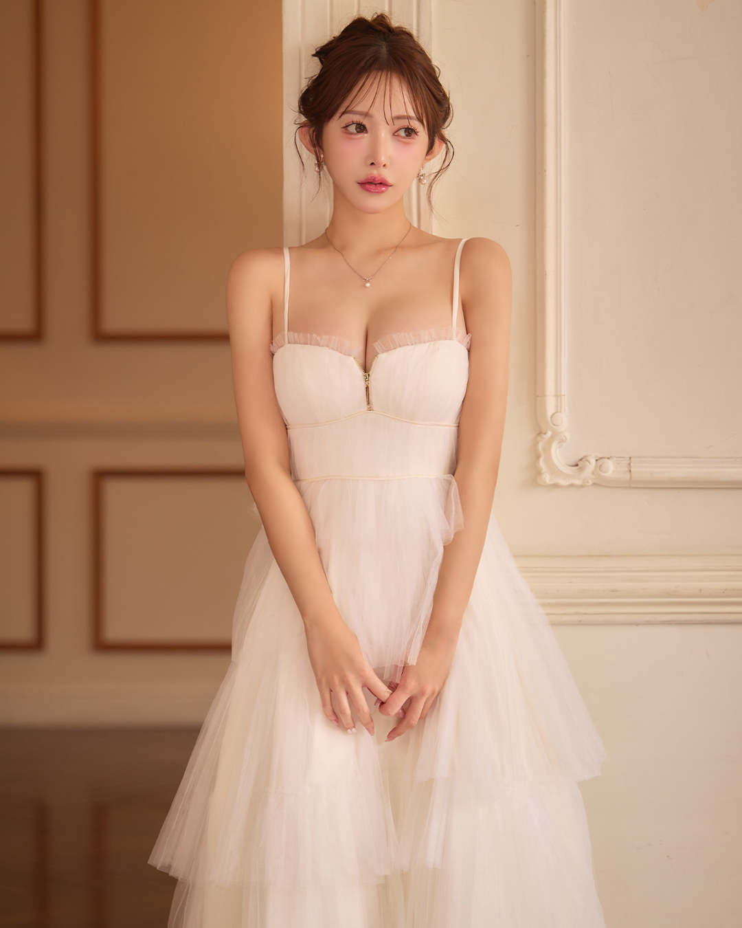 DE4918 エアリーなシルエットが分かる後ろ姿コーディネート