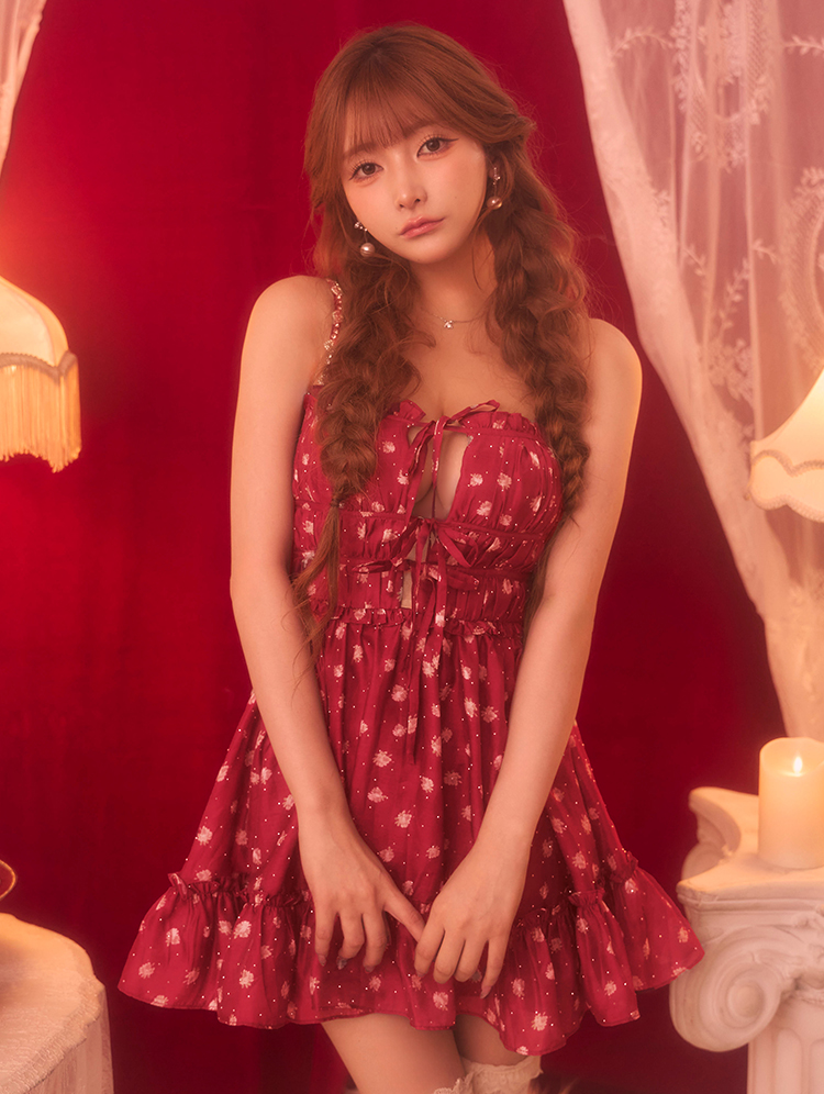FM4647 ワインレッドの花柄リボンフリルミニドレス 着用イメージ（正面）
