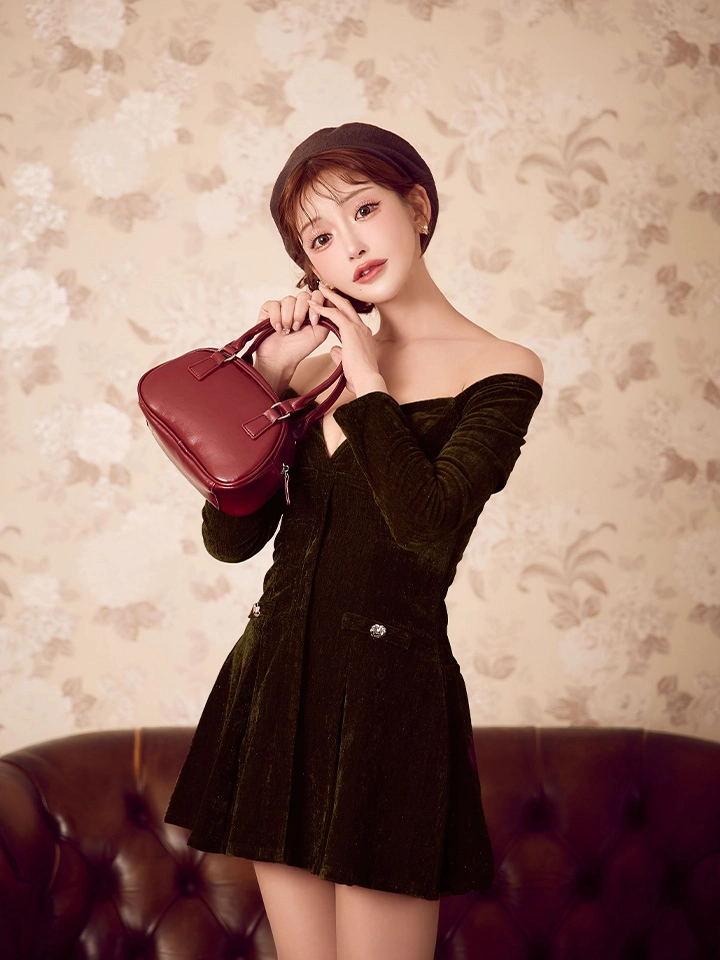 【Glossy/グロッシー】オフショル/ ロングスリーブ/ ラメニット/ フレア/ ミニドレス/ キャバドレス1