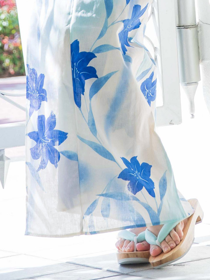 高級浴衣 白地に爽やかな青い百合の花柄模様浴衣セット