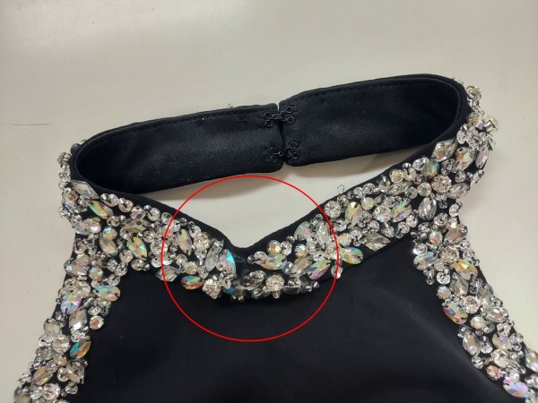 画像2: 訳あり商品☆ビジュー取れあり　XSサイズあり【Veautt/ヴュート】【OF05】アメスリ/ ホルターネック/ ネックショルダービジュー/ ファスナースリット/ ジップスリット/ タイト/ひざ丈/ミディアム/ ミニドレス/ キャバドレス (2)