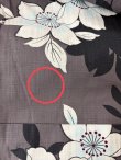 画像15: 訳あり☆数カ所に無数の穴あきあり☆【即日発送】【浴衣】クラシカルグレーの百合浴衣 【浴衣３点セット 浴衣/帯/下駄】[FB02] (15)