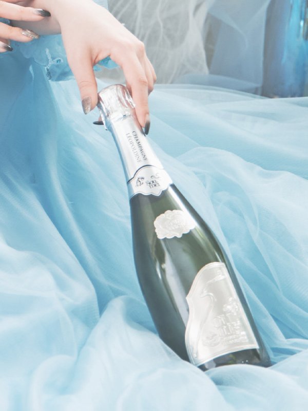 ブルー モデル：鈴音りん　身長：156cm　着用サイズ：Mサイズ