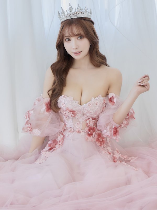 ピンクベージュ モデル:三上悠亜 身長:159cm 着用サイズ:Mサイズ