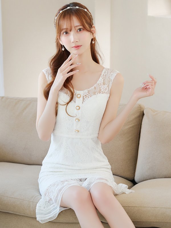 ホワイト モデル：あすか　身長：170cm　着用サイズ：Sサイズ