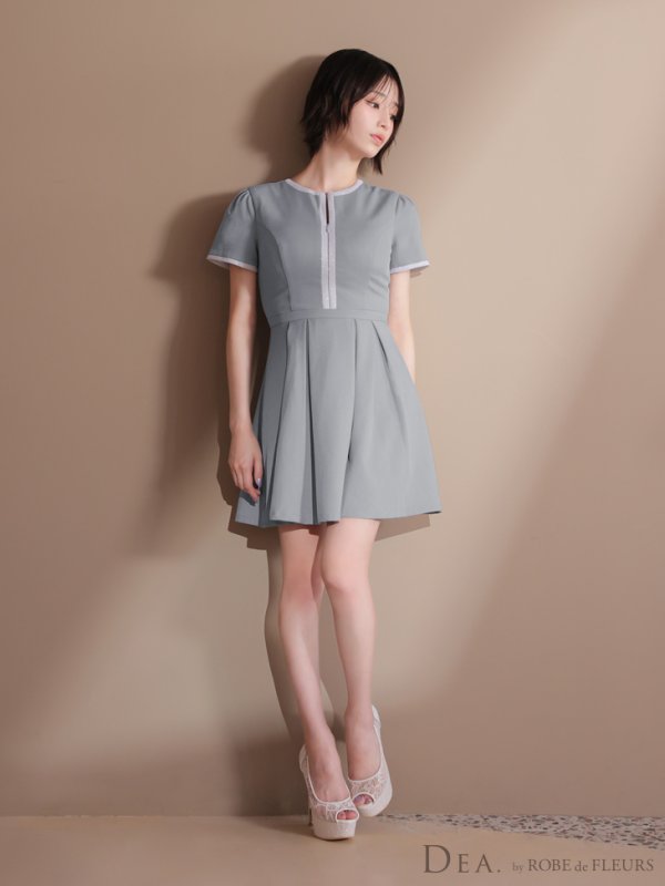 グレーxホワイト モデル：りこ　身長：156cm　着用サイズ：Sサイズ