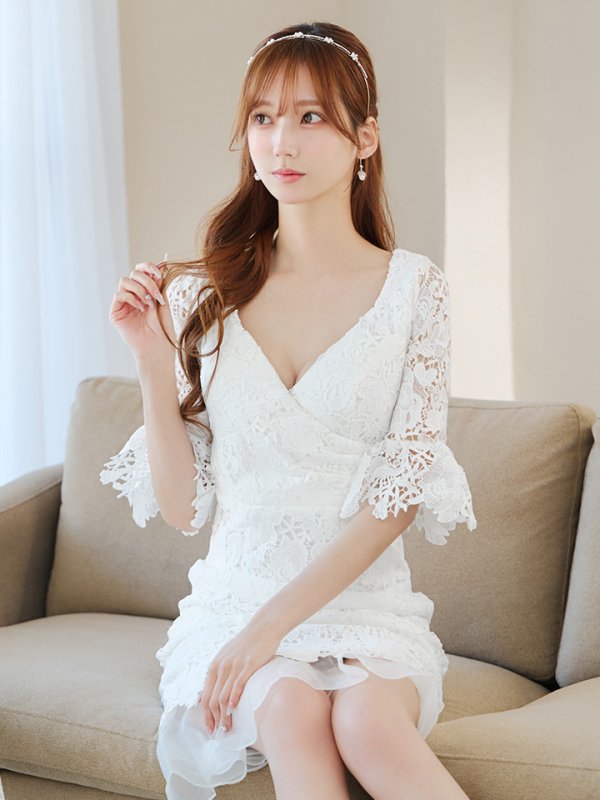 ホワイト モデル：あすか　身長：170cm　着用サイズ：Sサイズ