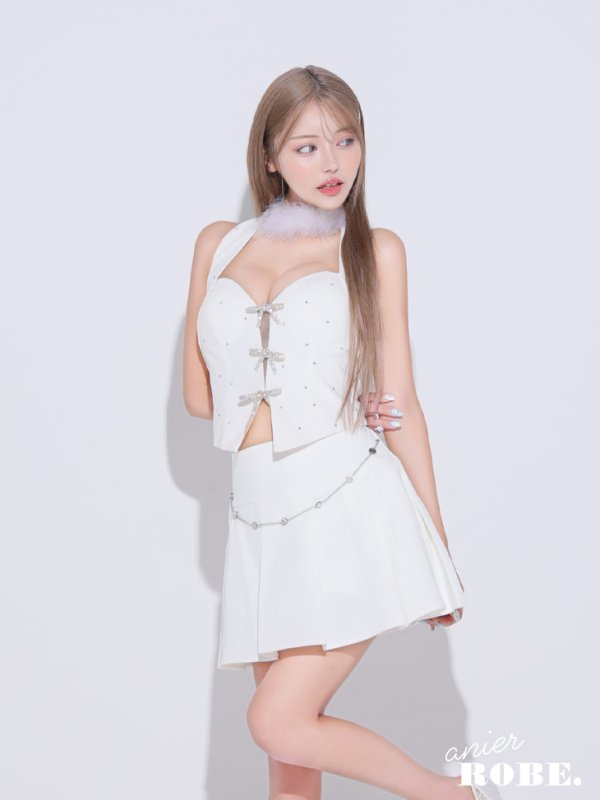 ホワイト モデル:如月れい 身長:156cm 着用サイズ:Sサイズ