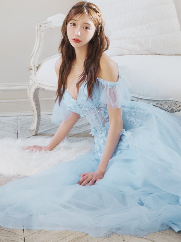 ブルー モデル：明日花キララ　身長：162cm 着用サイズ：Mサイズ