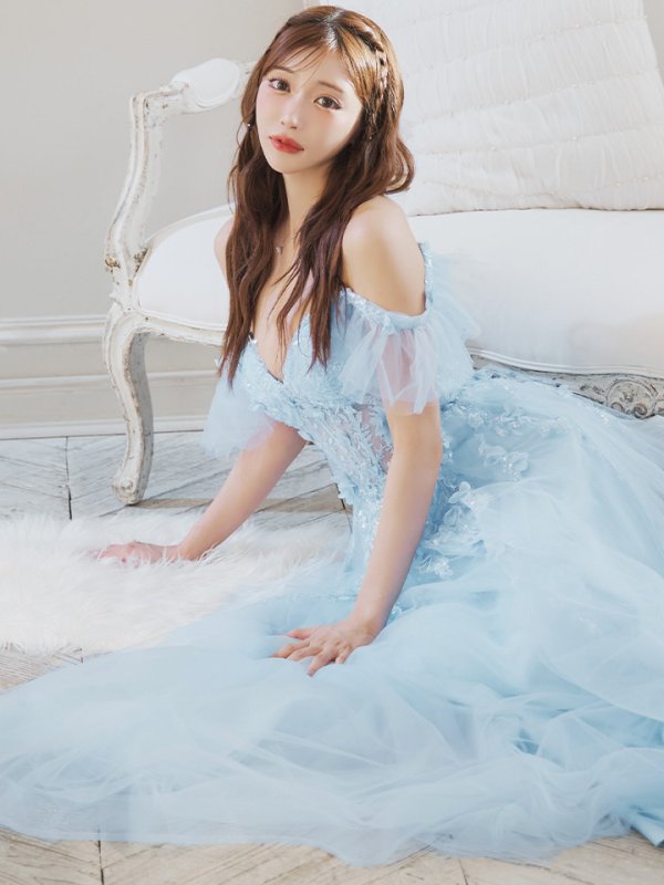 ブルー モデル：明日花キララ　身長：162cm 着用サイズ：Mサイズ