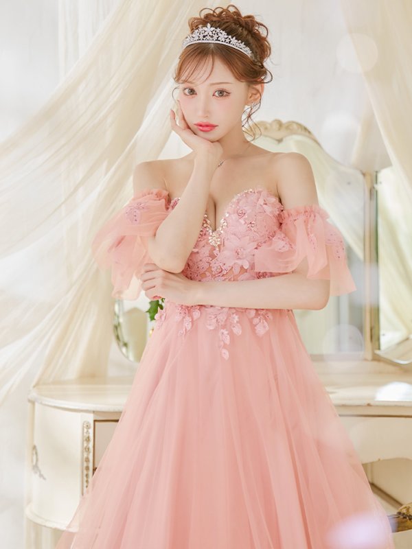 ピンクベージュ モデル:明日花キララ 身長:162cm 着用サイズ:Mサイズ