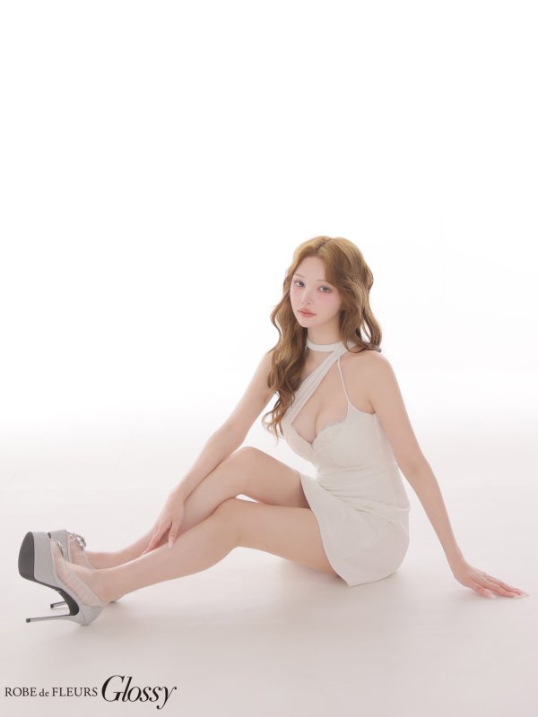 ホワイト モデル：しおん　身長：158cm　着用サイズ：Sサイズホワイト モデル：しおん　身長：158cm　着用サイズ：Sサイズ