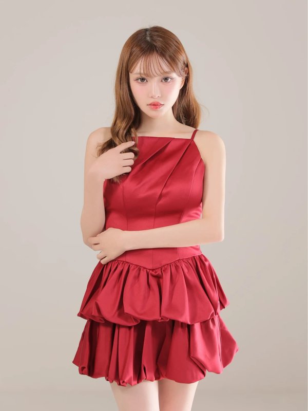 レッド　モデル：いおり　身長：161cm　着用サイズ：Sサイズ