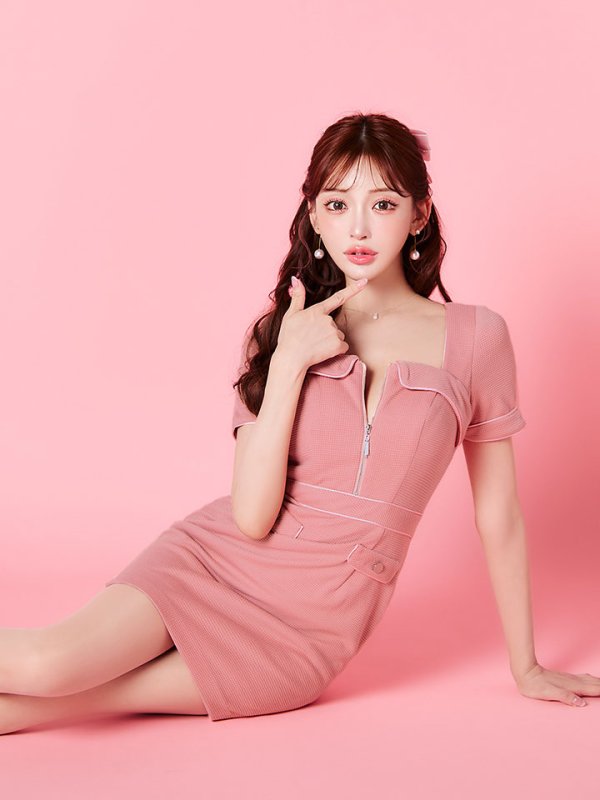 ピンク モデル:明日花キララ 身長:162cm 着用サイズ:Sサイズ