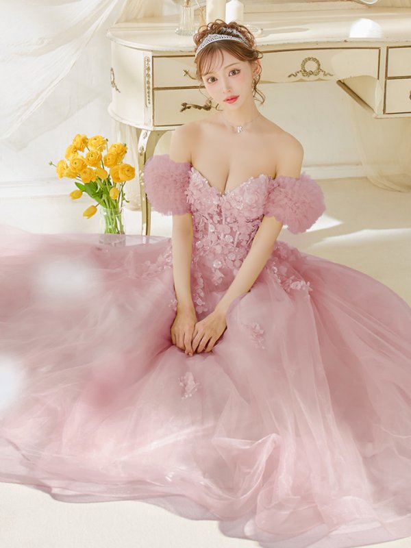 ピンクベージュ モデル:明日花キララ 身長:162cm:Sサイズ