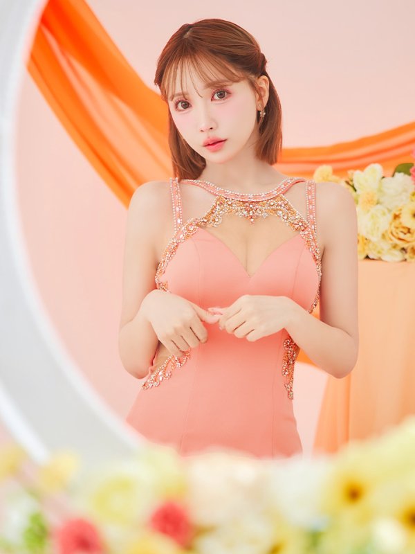 ライトオレンジ モデル:三上悠亜 身長:159cm 着用サイズ:Sサイズ