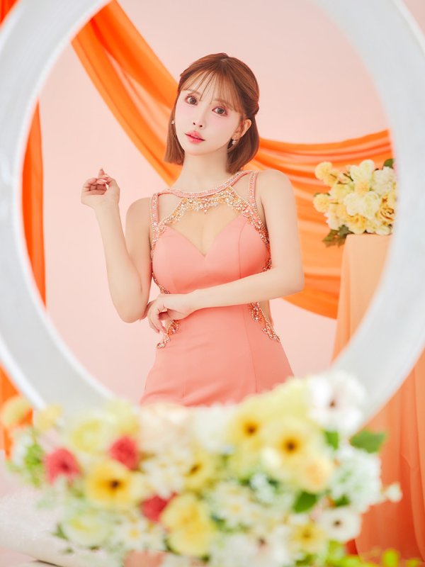 ライトオレンジ モデル:三上悠亜 身長:159cm 着用サイズ:Sサイズ