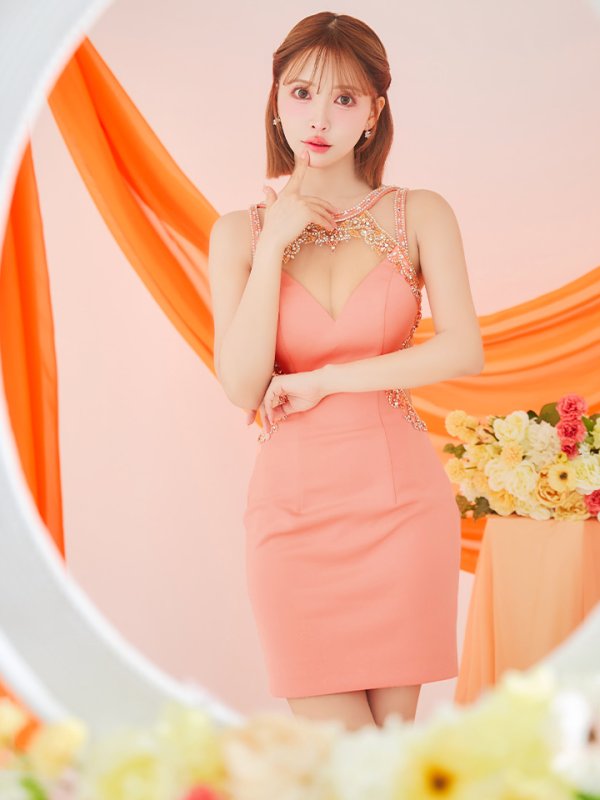 ライトオレンジ モデル:三上悠亜 身長:159cm 着用サイズ:Sサイズ