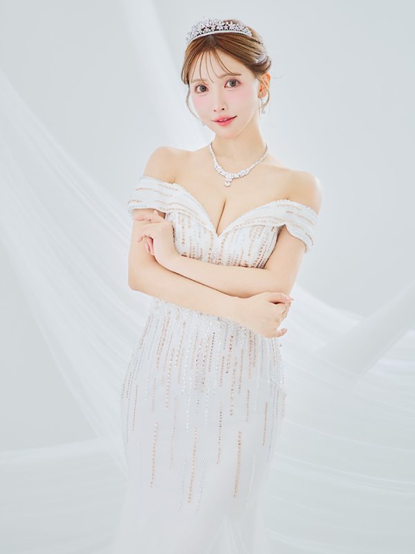 ホワイト モデル：三上悠亜　身長：159cm　着用サイズ：Mサイズ