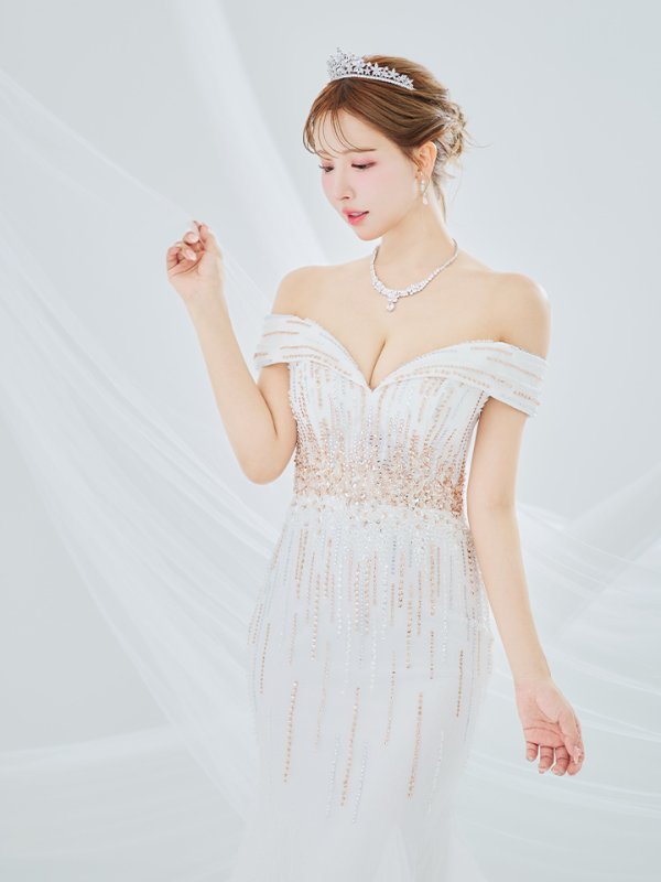 ホワイト モデル：三上悠亜　身長：159cm　着用サイズ：Mサイズ