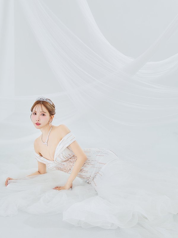 ホワイト モデル：三上悠亜　身長：159cm　着用サイズ：Mサイズ