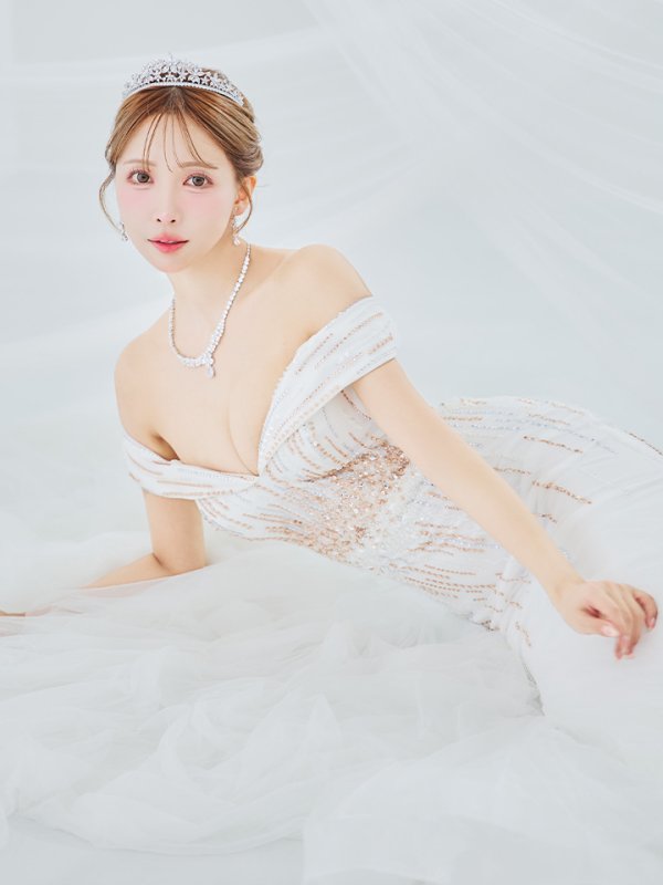 ホワイト モデル：三上悠亜　身長：159cm　着用サイズ：Mサイズ