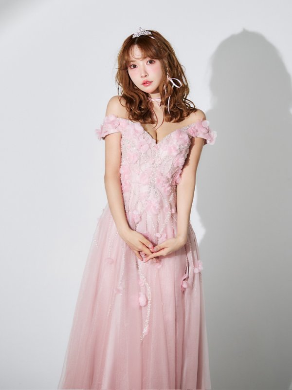 ピンクベージュ モデル:三上悠亜 身長:159cm 着用サイズ:Sサイズ