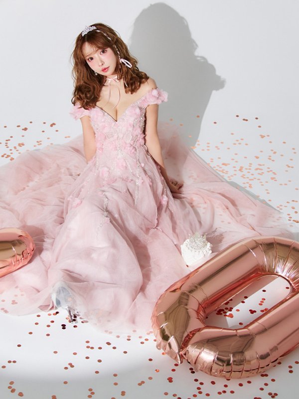 ピンクベージュ モデル:三上悠亜 身長:159cm 着用サイズ:Sサイズ