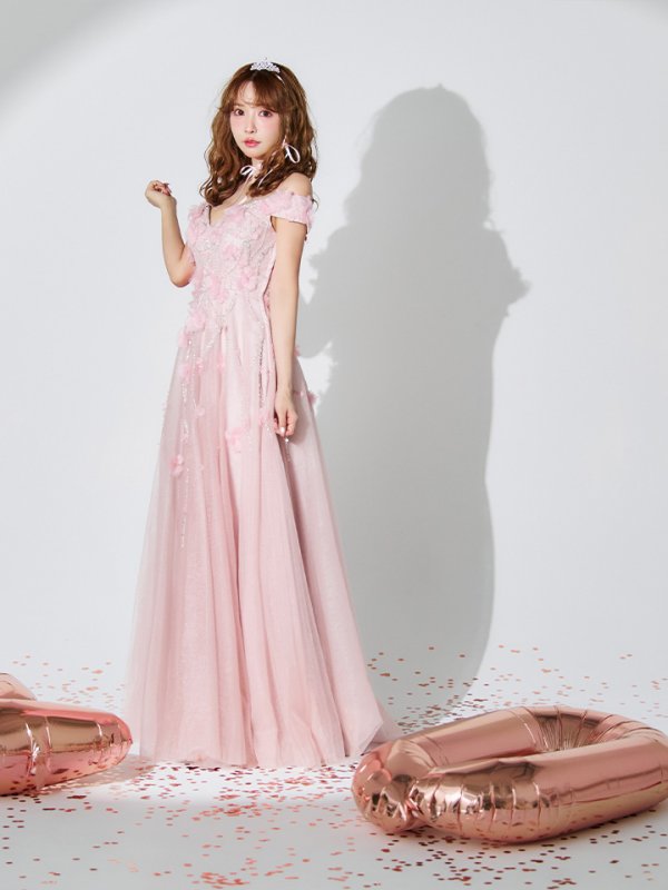 ピンクベージュ モデル:三上悠亜 身長:159cm 着用サイズ:Sサイズ