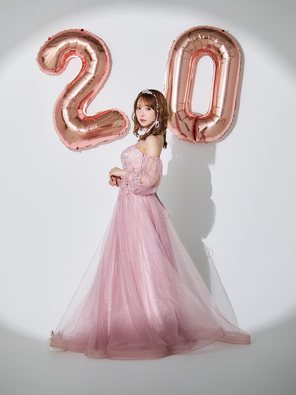 ピンクベージュ モデル:三上悠亜 身長:159cm 着用サイズ:Sサイズ