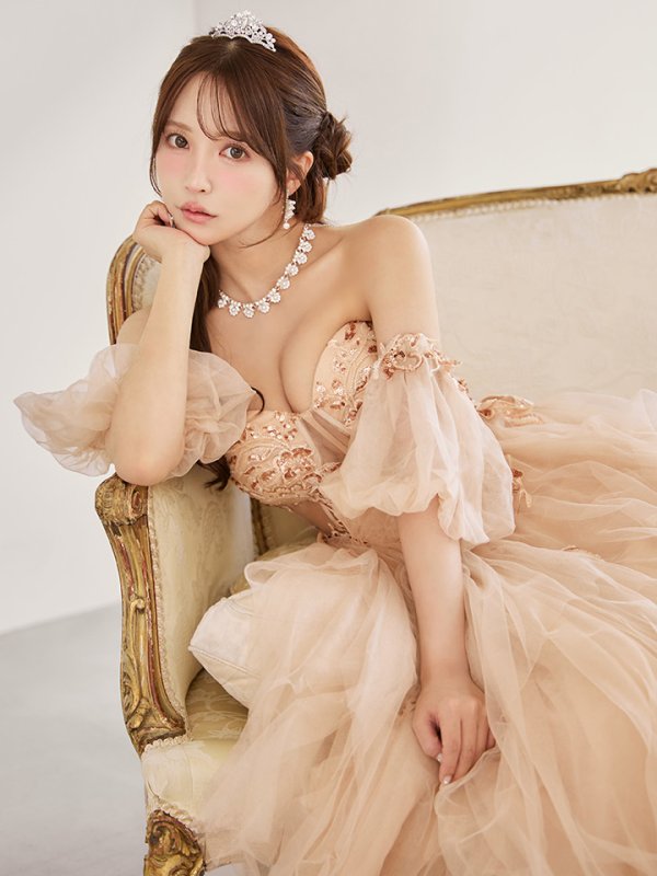 シャンパンゴールド　モデル：三上悠亜　身長：159cm　着用サイズ：Sサイズ