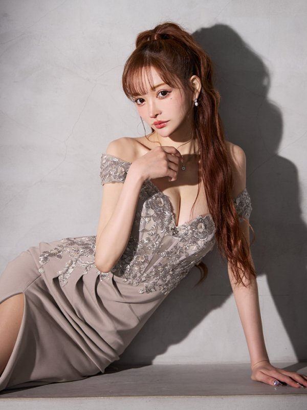 グレイッシュモーヴ モデル：真優川咲　身長：158cm　着用サイズ：Sサイズ