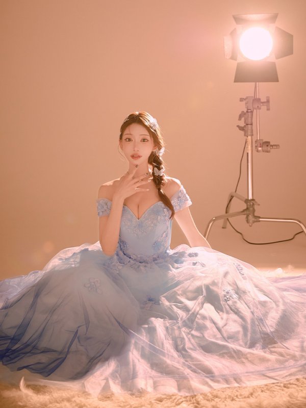 ライトブルー×ネイビー モデル:明日花キララ 身長:160cm 着用サイズ:Mサイズ