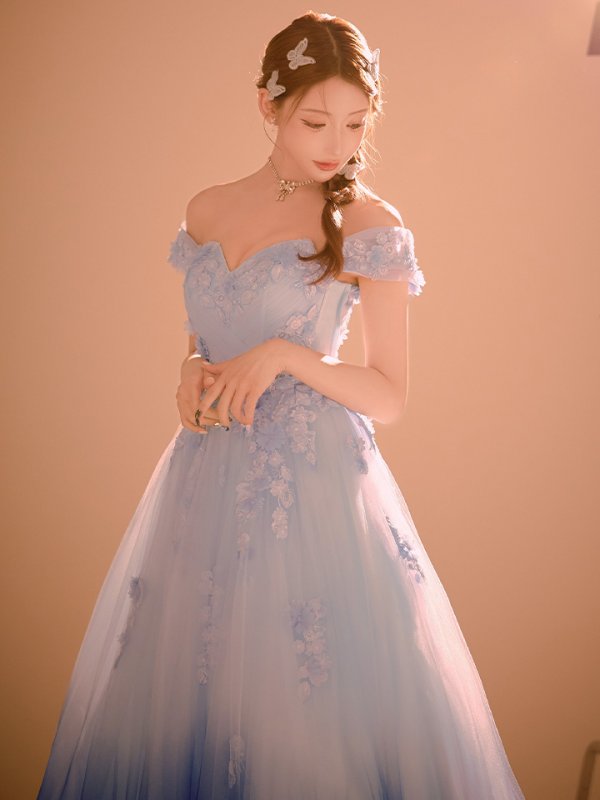 ライトブルー×ネイビー モデル:明日花キララ 身長:160cm 着用サイズ:Mサイズ