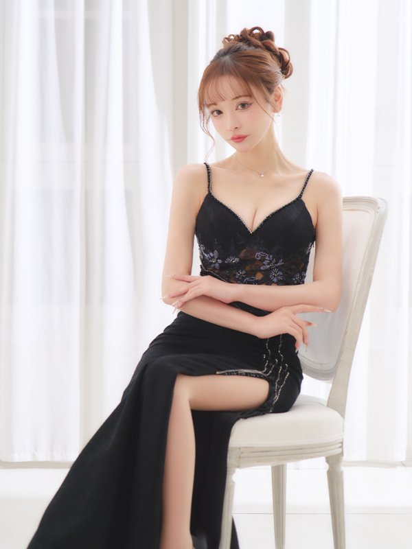 ブラック モデル：真優川咲　身長：158cm:Sサイズ