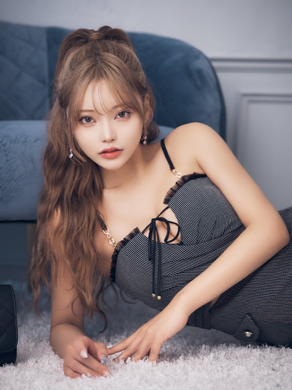 ブラック モデル：如月れい　身長：156cm　着用サイズ：Sサイズ