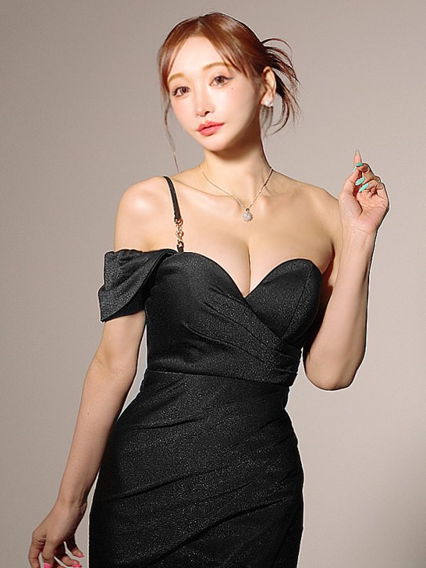 ブラック モデル：真優川咲　身長：158cm　着用サイズ：Sサイズ