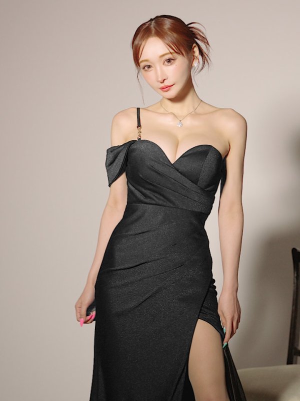 ブラック モデル：真優川咲　身長：158cm　着用サイズ：Sサイズ