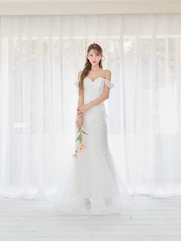 ホワイト　モデル：るりぴ　身長：162cm　着用サイズ：Sサイズ