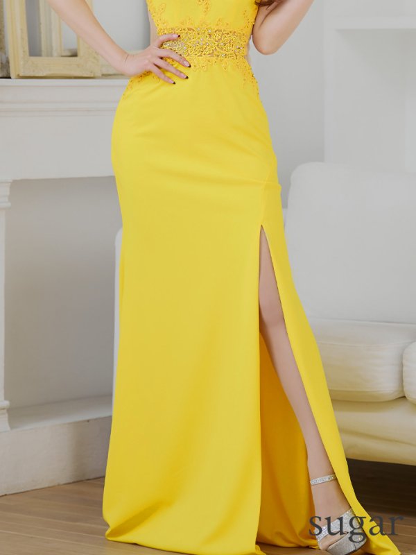 イエロー モデル:真優川咲 身長:158cm 着用サイズ:Sサイズ