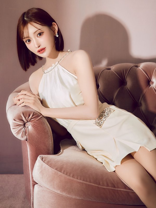 アイボリー モデル：明日花キララ　身長：162cm 着用サイズ：Sサイズ