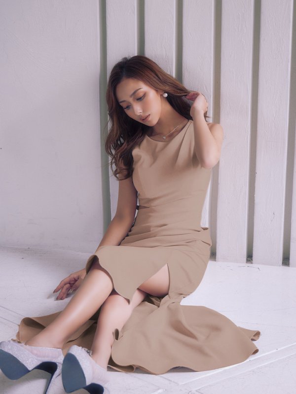 ベージュ　モデル：カレン　身長：153cm　着用サイズ：Sサイズ