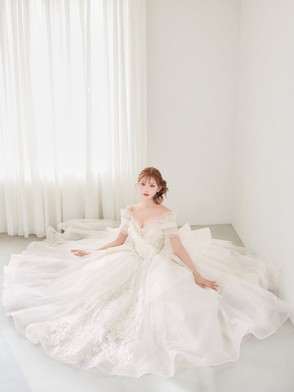 ホワイト モデル：明日花キララ　身長：162cm　着用サイズ：S(XS〜M)サイズ