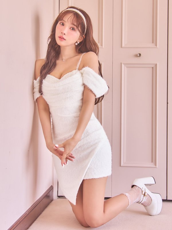 ホワイト　モデル：三上悠亜　身長：159cm　着用サイズ：Sサイズ