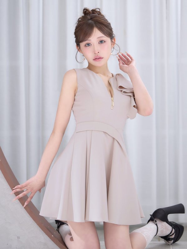 ベージュ モデル：カルア　身長：156cm　着用サイズ：Sサイズ