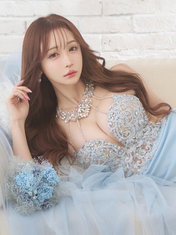 サックス モデル:真優川咲 身長:158cm 着用サイズ:Sサイズ